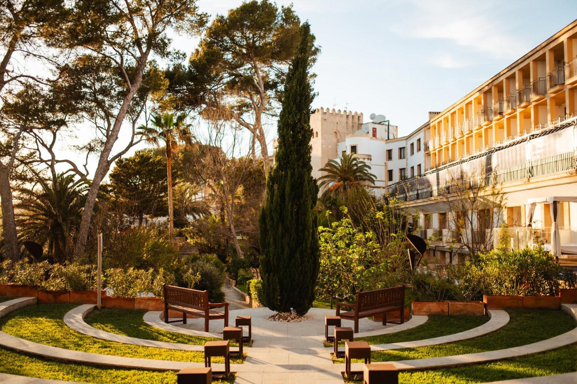 Secrets Mallorca Villamil Resort & Spa - Adults Only Peguera Eksteriør bilde The garden of the hotel