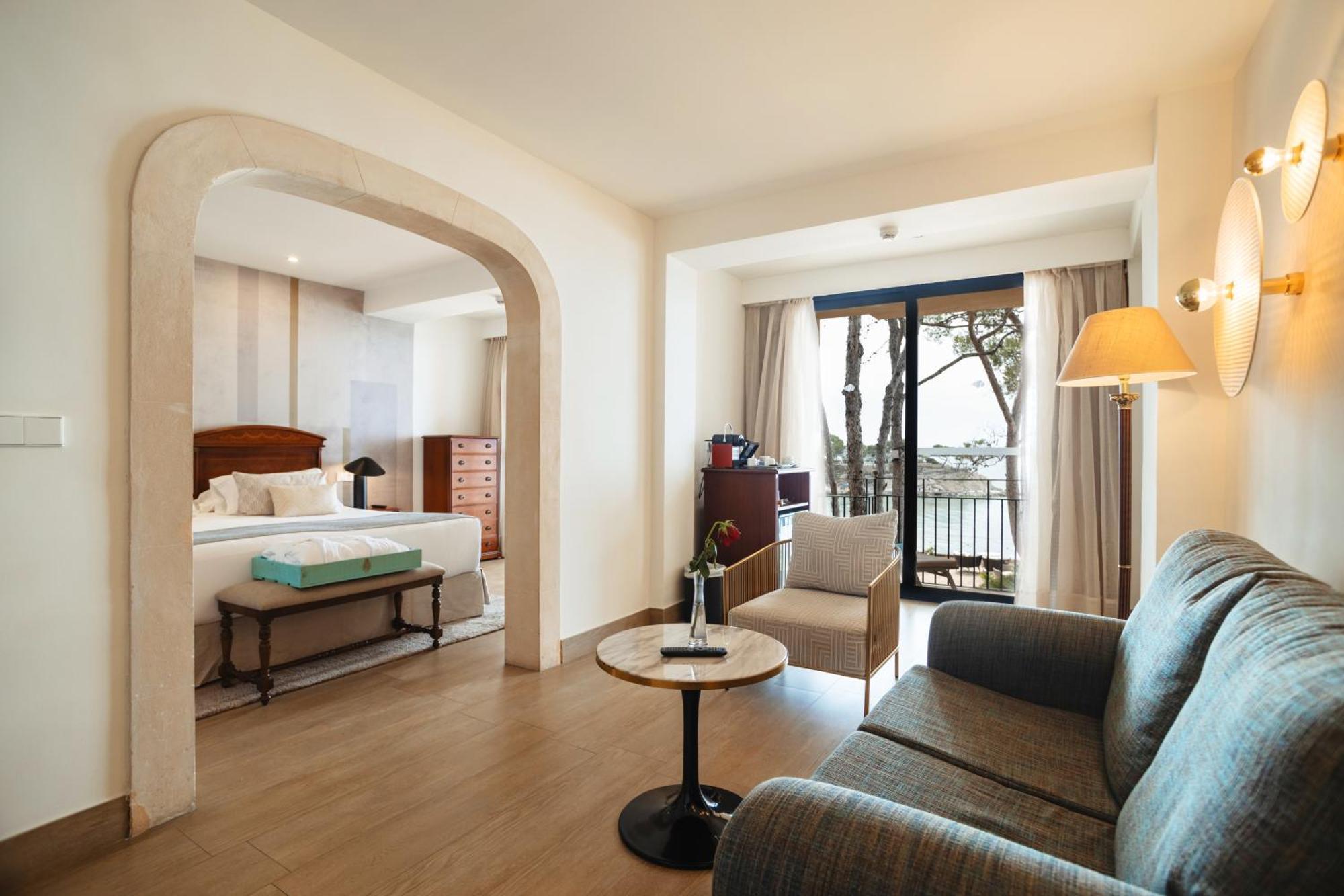 Secrets Mallorca Villamil Resort & Spa - Adults Only Peguera Eksteriør bilde A suite at the hotel