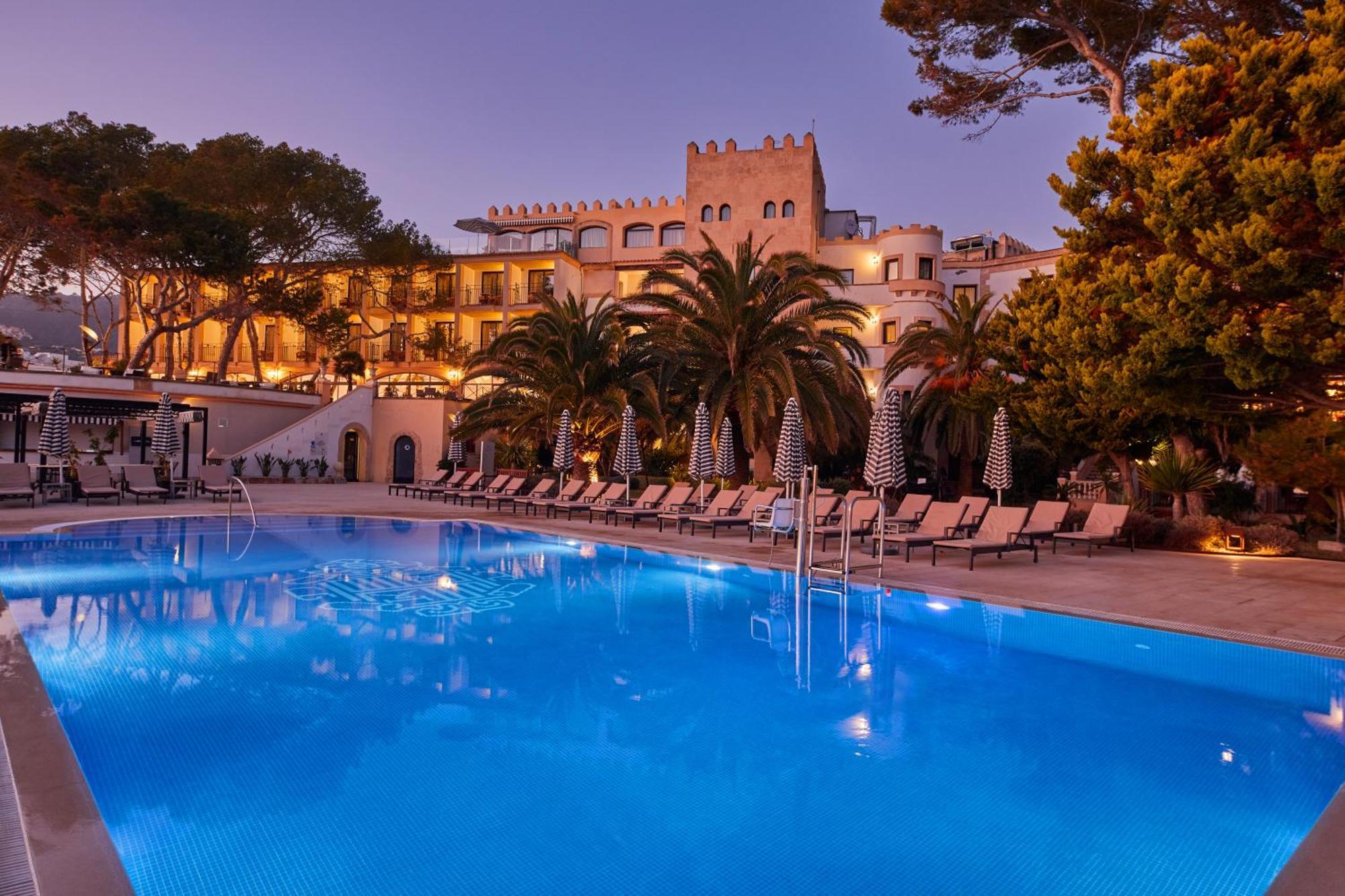 Secrets Mallorca Villamil Resort & Spa - Adults Only Peguera Eksteriør bilde The hotel at night