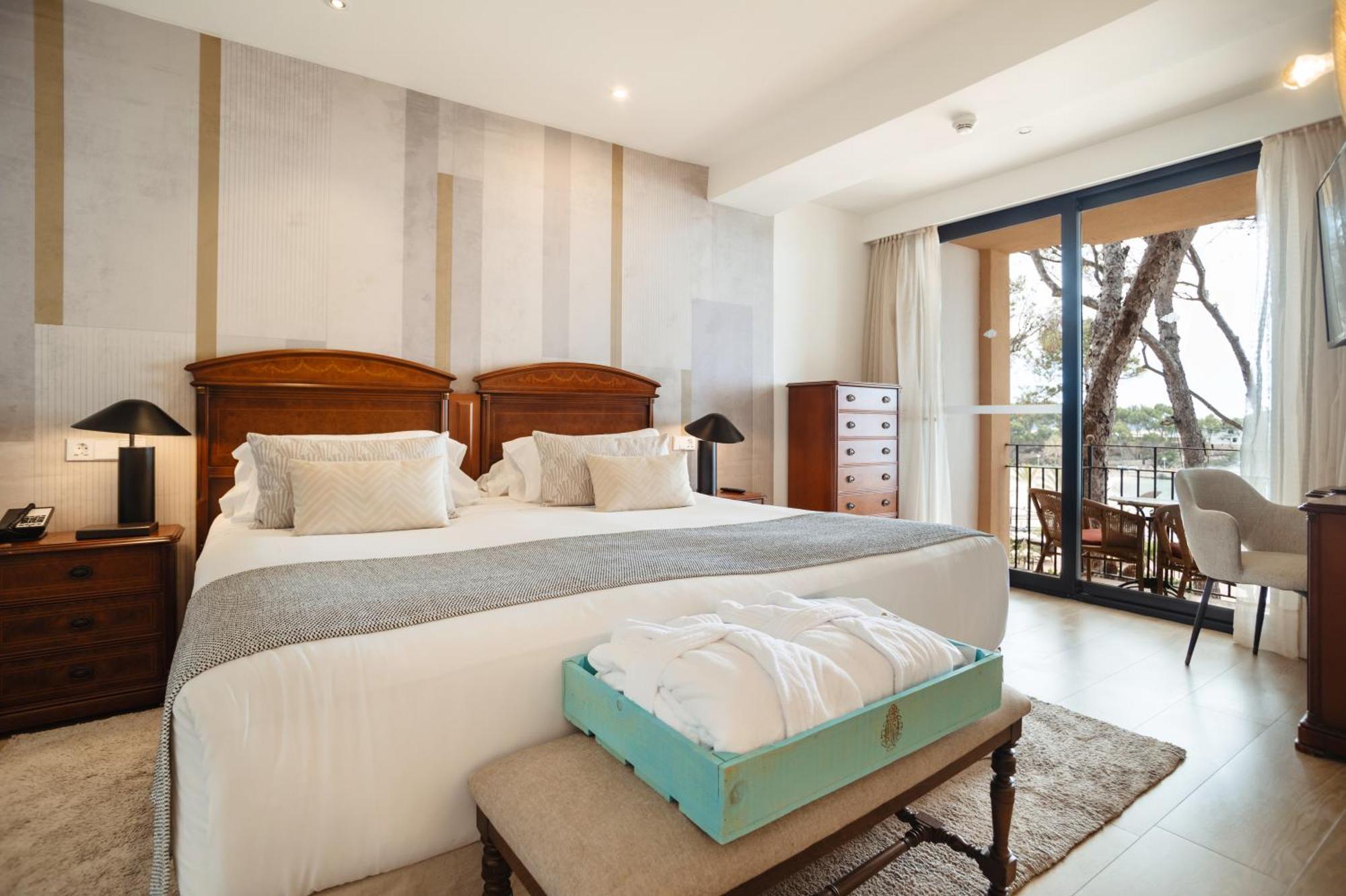Secrets Mallorca Villamil Resort & Spa - Adults Only Peguera Eksteriør bilde A bedroom at the hotel