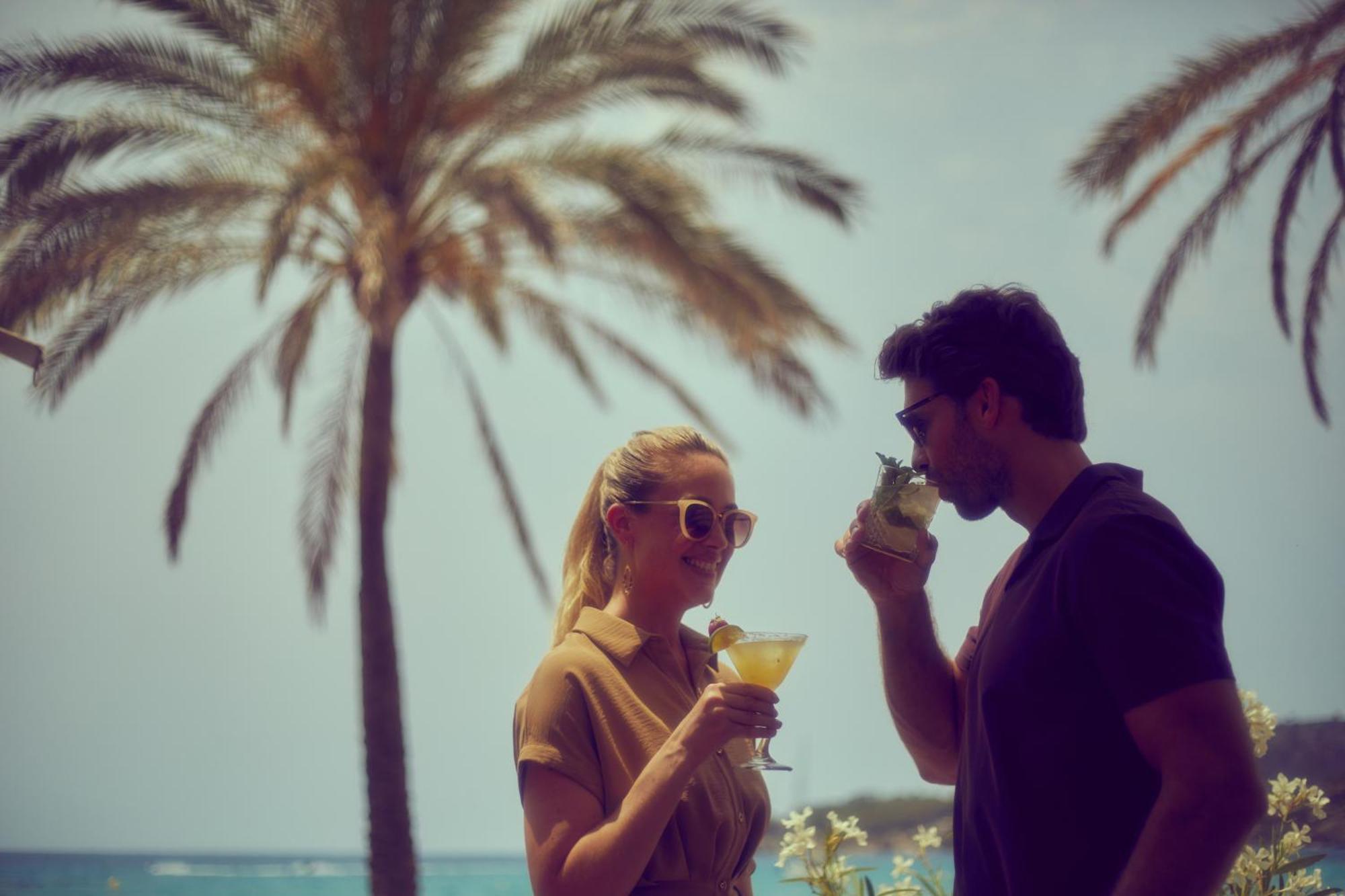Secrets Mallorca Villamil Resort & Spa - Adults Only Peguera Eksteriør bilde A couple drinking cocktails