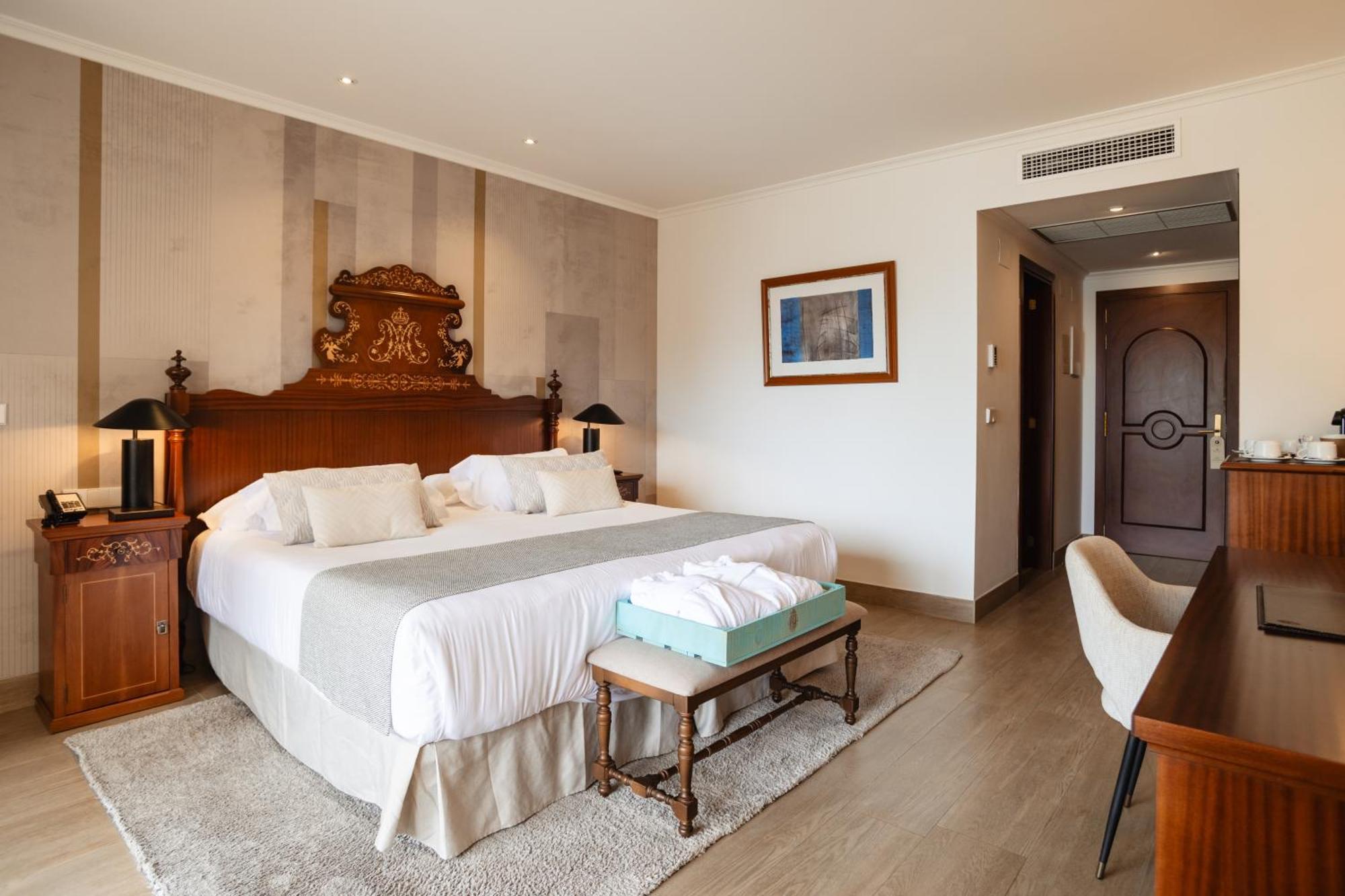 Secrets Mallorca Villamil Resort & Spa - Adults Only Peguera Eksteriør bilde A room at Hotel Alfonso IX