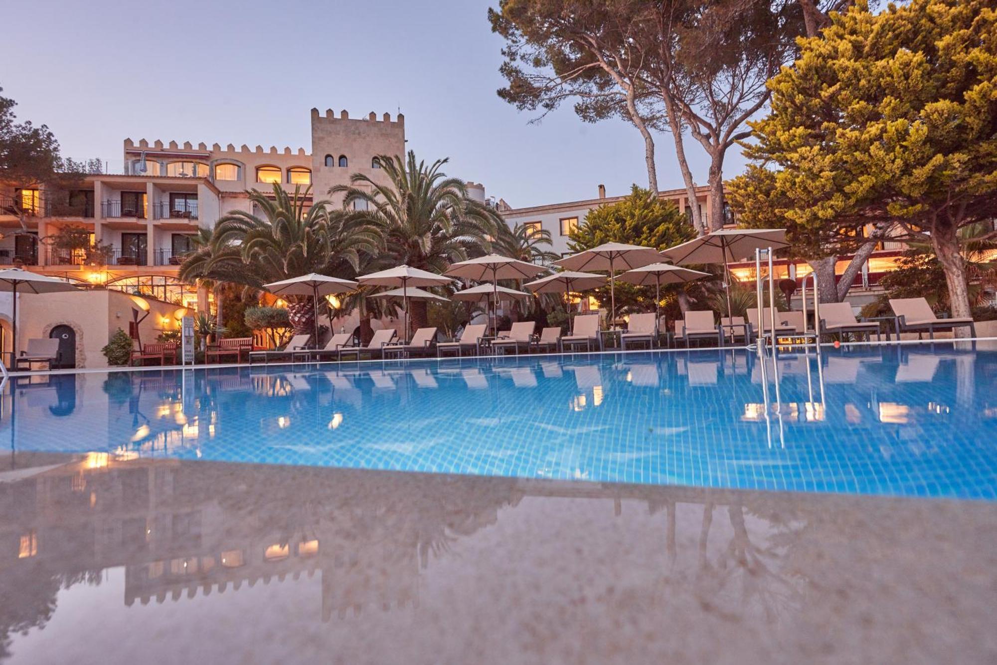 Secrets Mallorca Villamil Resort & Spa - Adults Only Peguera Eksteriør bilde The hotel's swimming pool